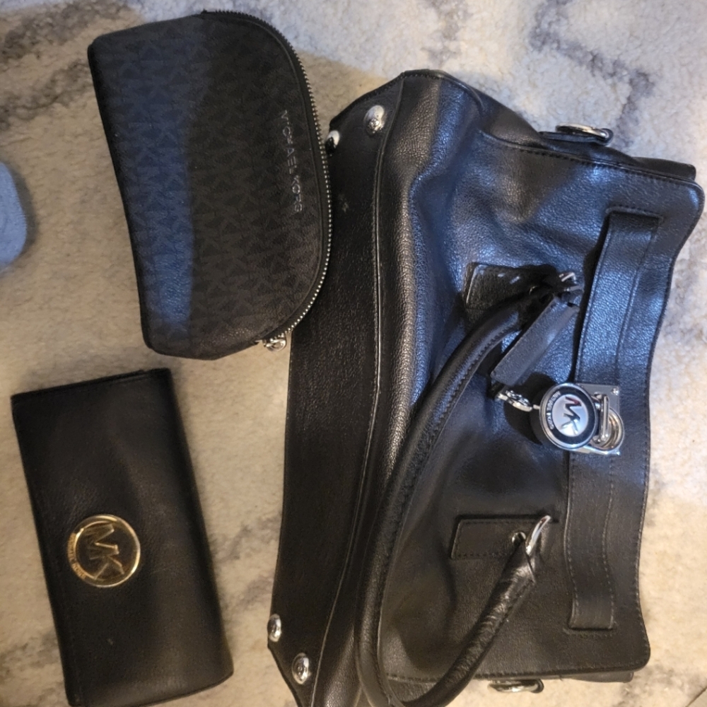 Michael Kors Black Handbag Set and white Micheal Kors Handbag